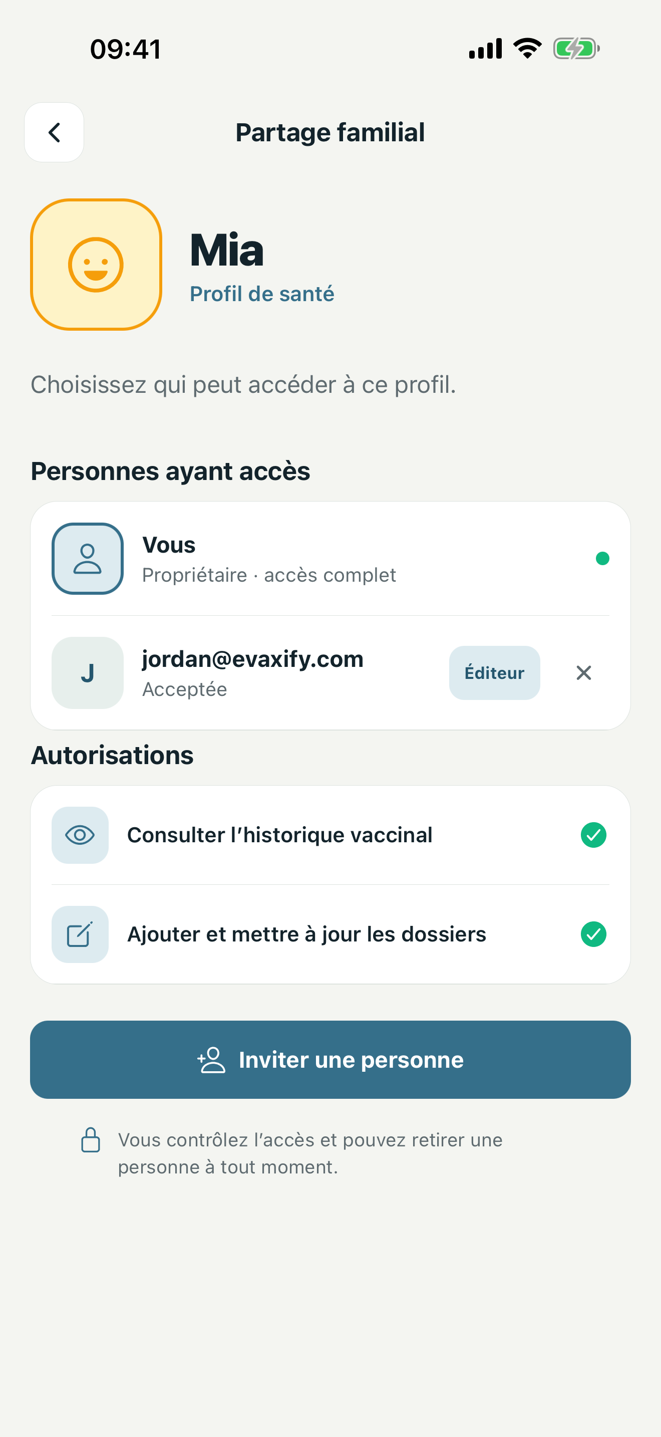 Écran de partage familial avec rôles d’accès et invitations